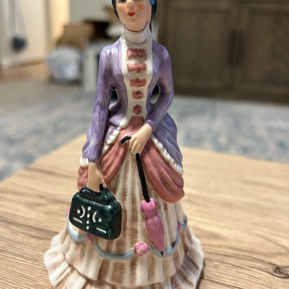 Avon Collectible 1973 Mrs Albee
